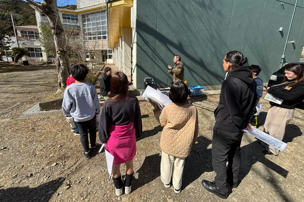 3年生の皆さんと一緒に設営を行うデジテック社員の様子①