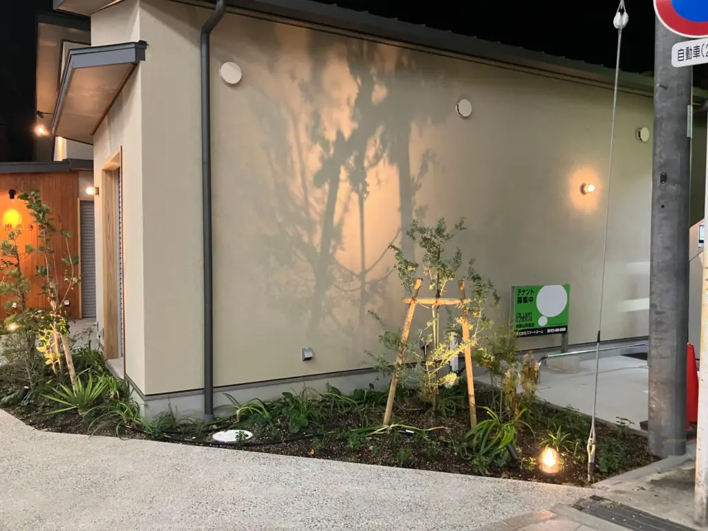 帝国座テラスのシルエットライティングされた植栽