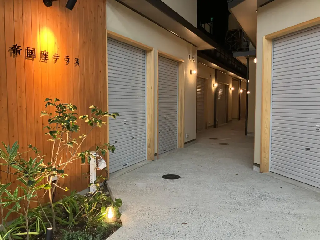 帝国座テラスの足元と壁面に取り付けられたマリンライト