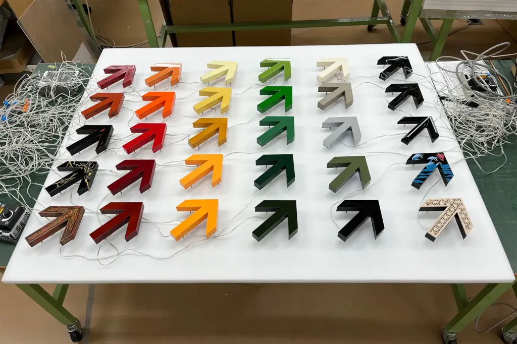 実際にできあがった大サイン展の展示サイン(消灯時)