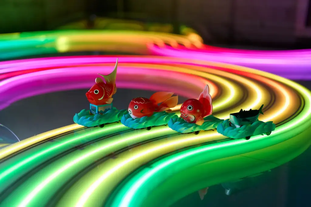 日本あかり博×けやきライトパレード by FeStA LuCeで展示されたさまざまな伝統の魚が出場したフィッシュサーキット