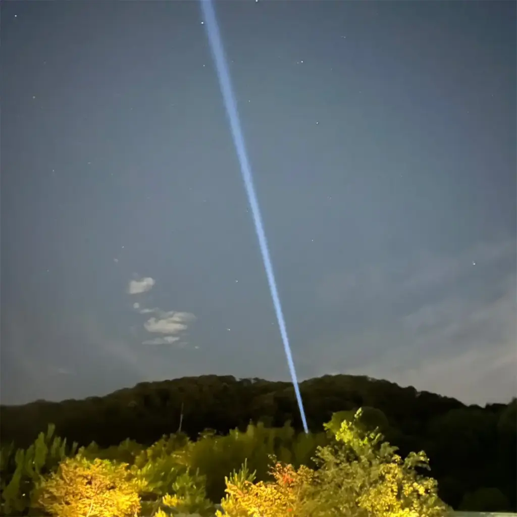 東山観月路の演出で夜空に向けて照射されたサーチライト