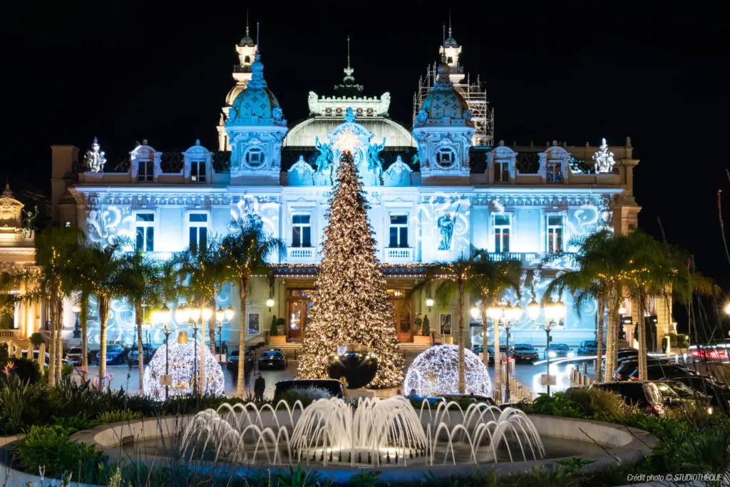 クリスマスシーズンを彩るクリスマスツリーのイメージ①