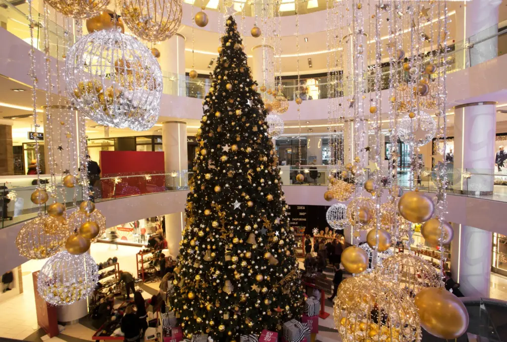クリスマスシーズンを彩るクリスマスツリーのイメージ③