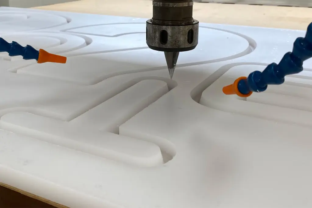 フィッシュサーキットの台座のアクリル加工に用いたNC加工機