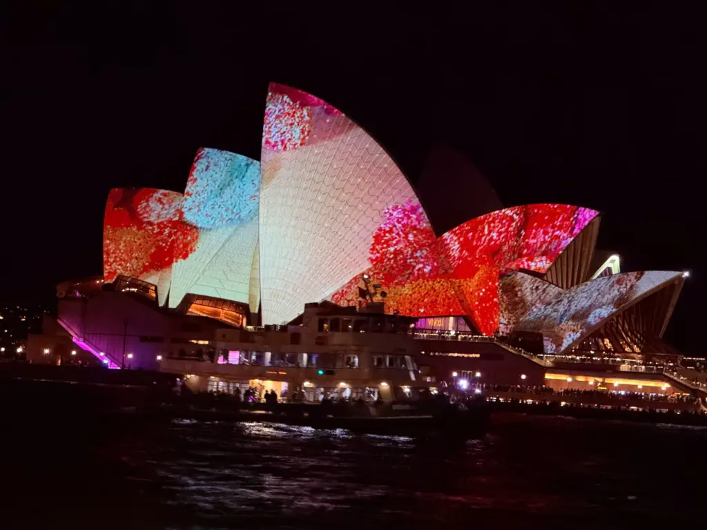 Lighting of the Sails: Opera Mundiの様子①