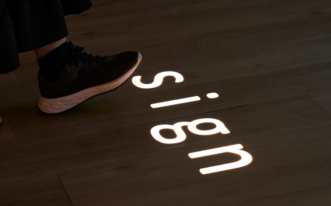 足元から光で案内する床面サイン