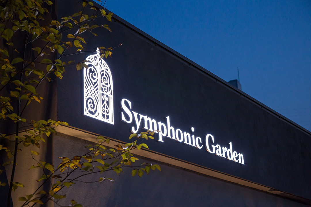 LEDサイン、LED看板のDIGITEC SIGN SMART FRONTの施工事例、Symphonic Garden