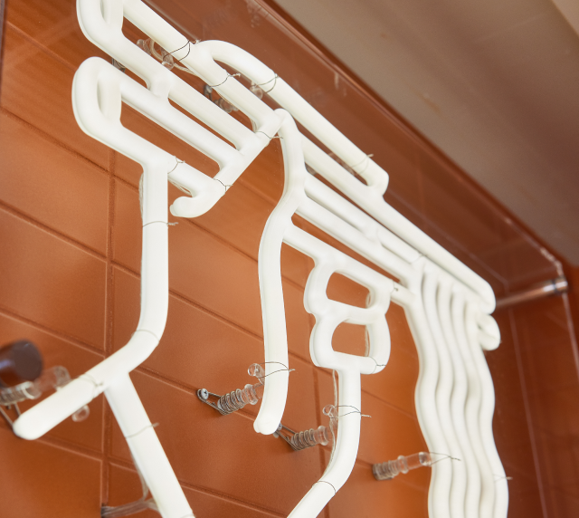 30種類を超えるこだわりのLEDサインを一堂に展示